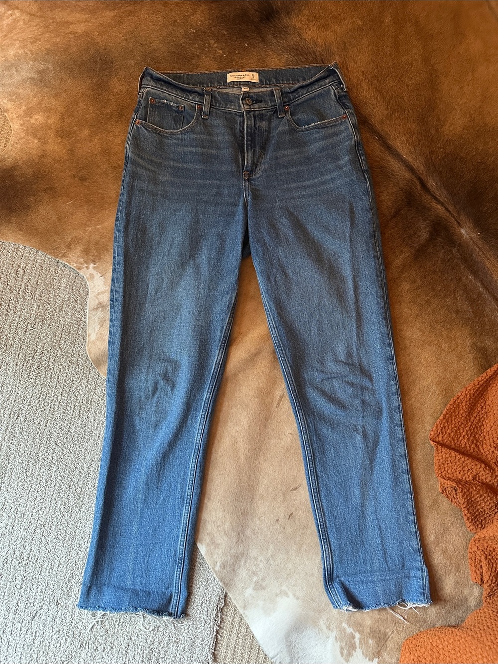 A&F Curve Love Mid Rise 90’s Straight size 6 Long